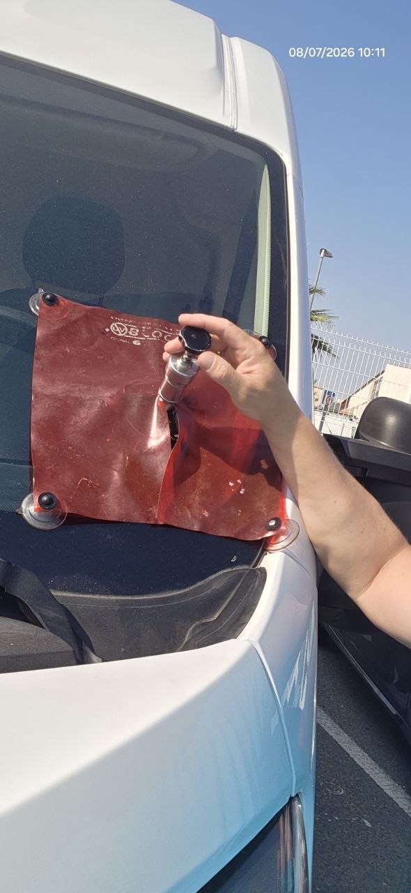 Proceso profesional de reparación del impacto en la furgoneta