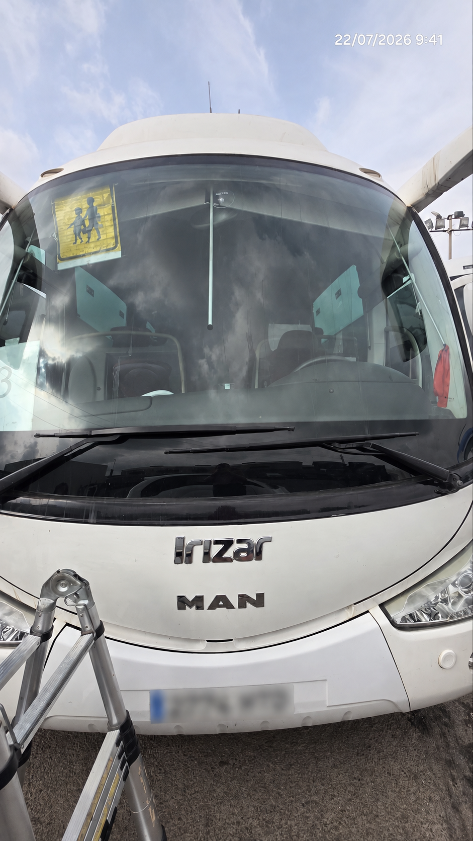 Autobús atendido con matrícula y empresa ocultas