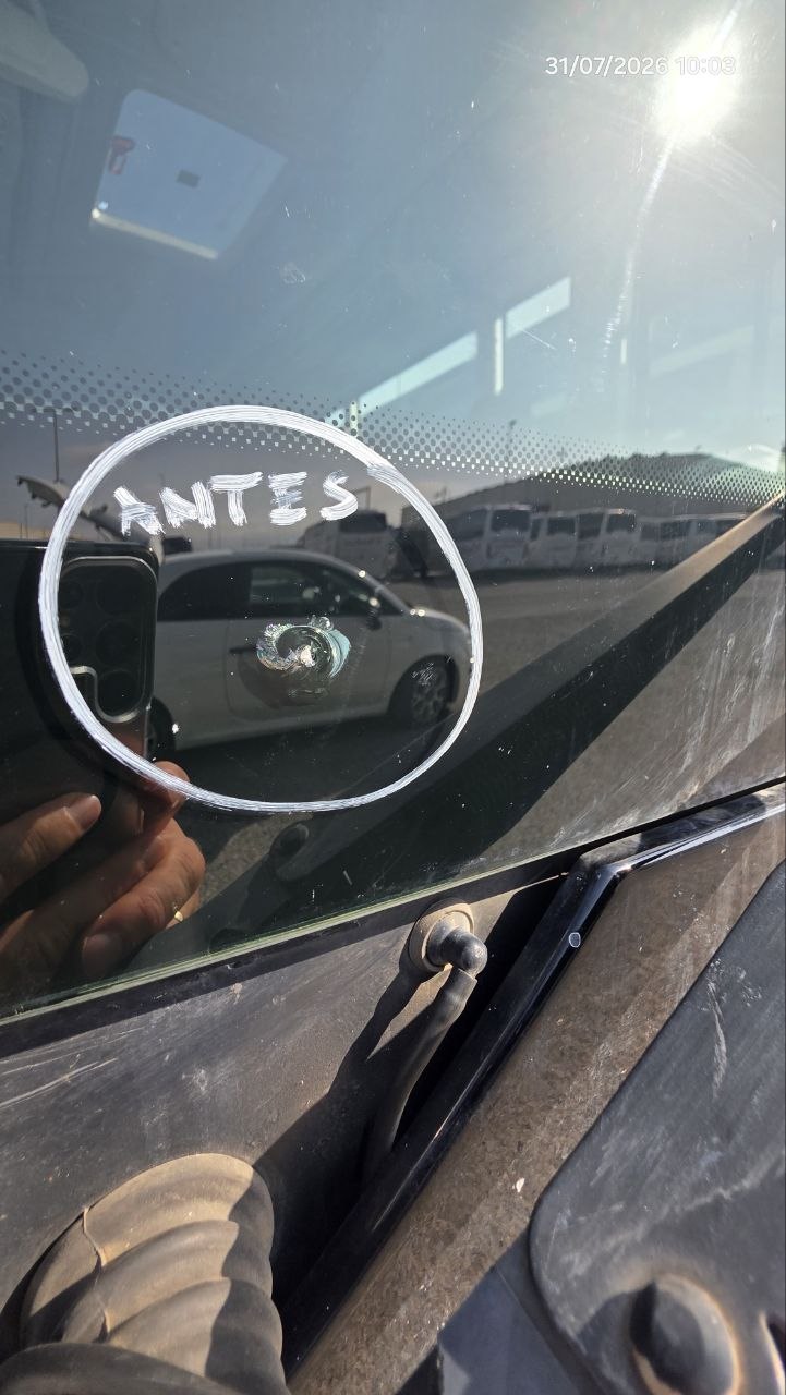Impacto señalado antes de la reparación en un autocar