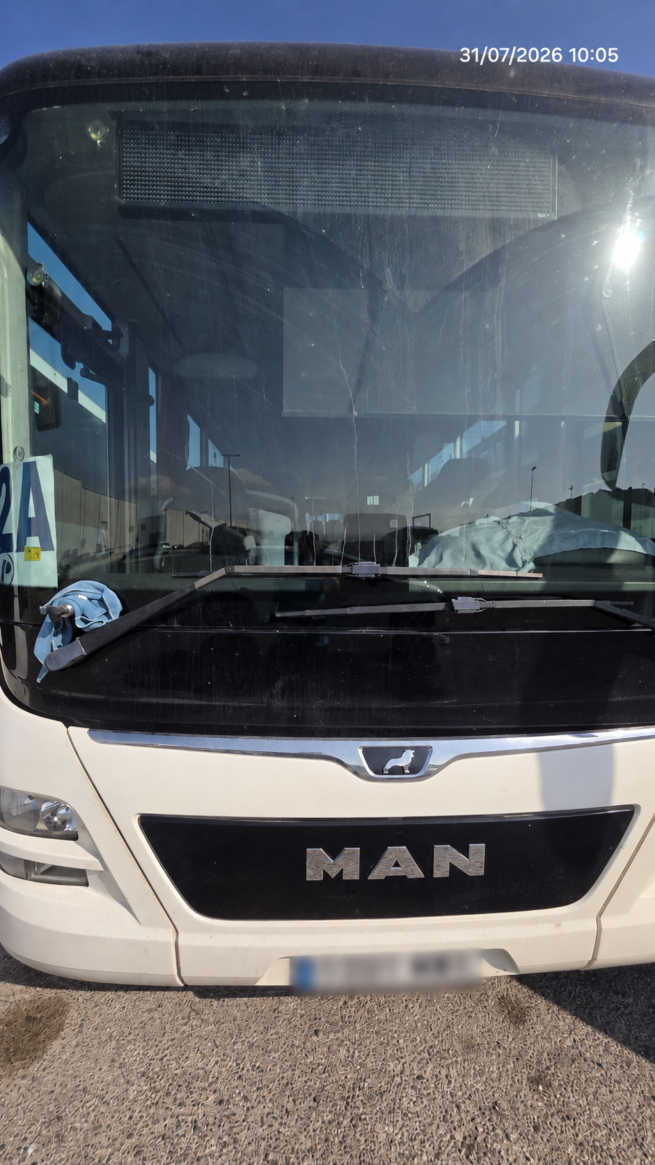 Autocar atendido con matrícula y empresa ocultas
